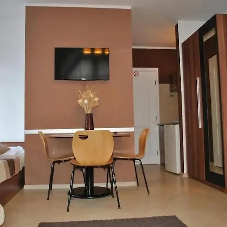 بيت للعطل In Near Lifts & Pool, Cleaning Included *