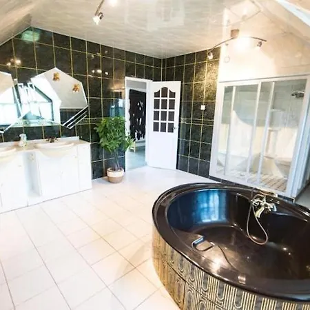 In Near Lifts & Pool, Cleaning Included بيت للعطل