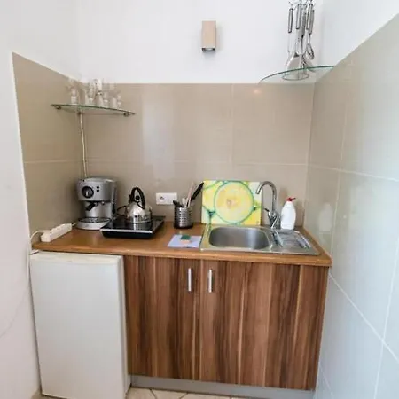 بيت للعطل In Near Lifts & Pool, Cleaning Included برينا