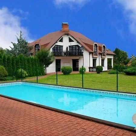 بيت للعطل In Near Lifts & Pool, Cleaning Included