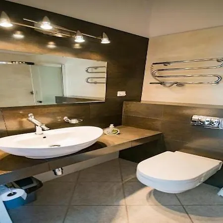 بيت للعطل In Near Lifts & Pool, Cleaning Included